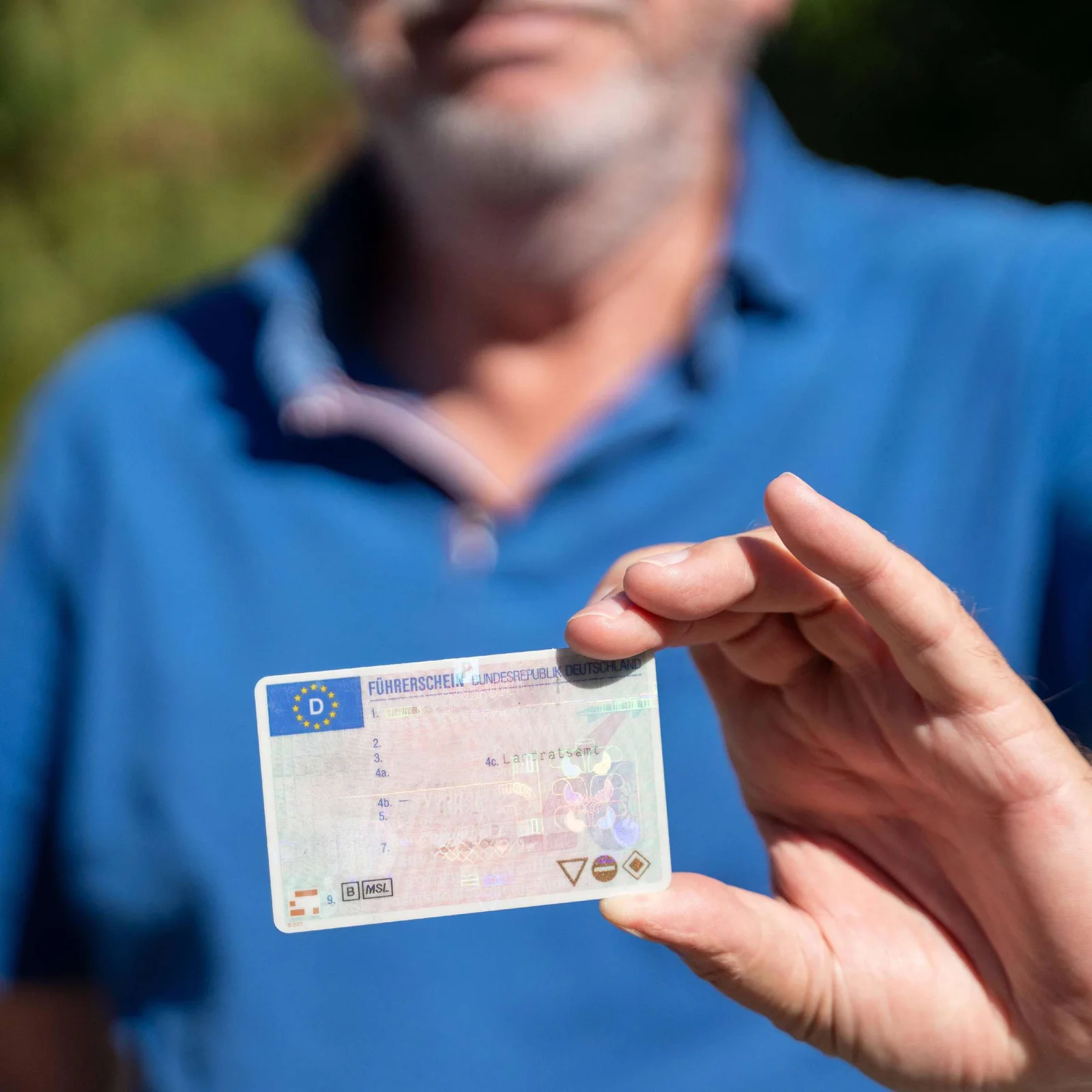 1741450348 32765558 ein aelterer herr zeigt seinen fuehrerschein 2hec